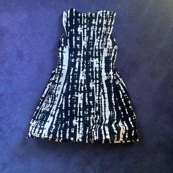 Calvin Klein Like NEW Exquisite White Black Flocked Fit & Flare Dress Size 10 - Picture 5 of 6
